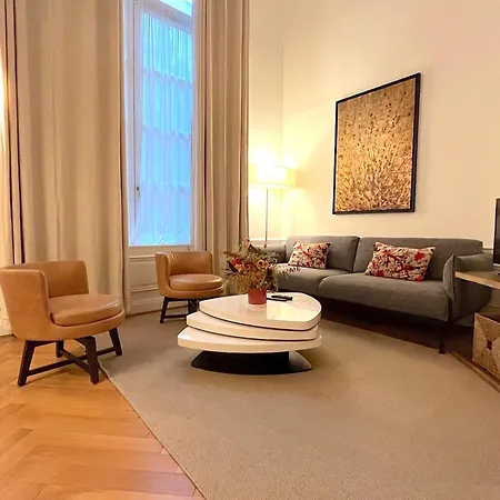 Pierre Charron C Apartment *