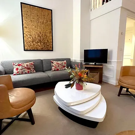 Pierre Charron C Apartment *
