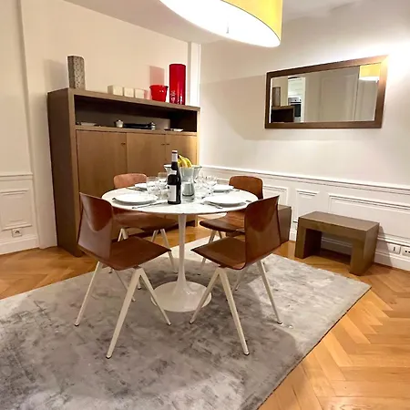 Apartment Pierre Charron C Paris